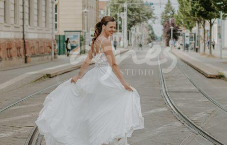 studioagnes_svatebni-saty-krajkove-spagetova-raminka-vystrih-v-tylova-splyvava-sukne-svatba-v-kostele-prirode-LONDYN_6_web